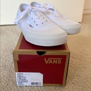 NWT WHITE VANS LACE UP SNEAKERS SIZE 7